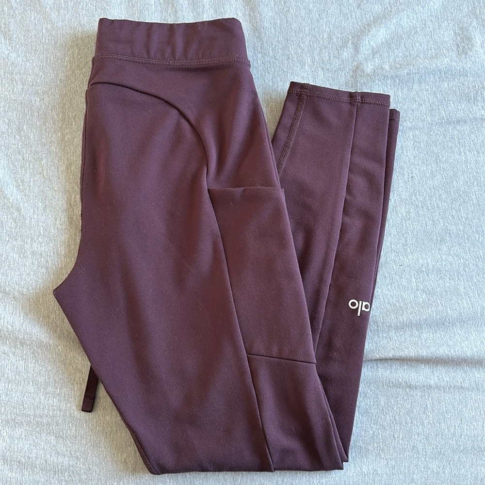 Alo Yoga leggings with pockets